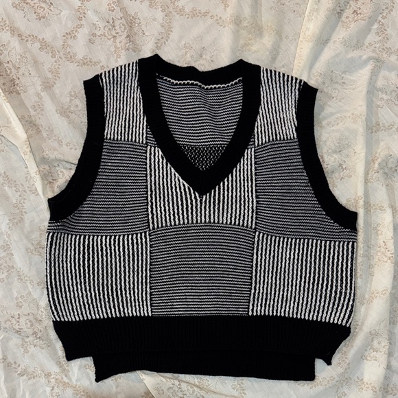 SHEIN Sweaters - SHEIN Monochrome Knit Sweater Vest